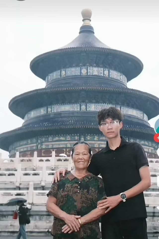 太震撼了！刚刷到个视频，一个大学生暑假没回家，顶着大太阳送了整整两个月外卖。别