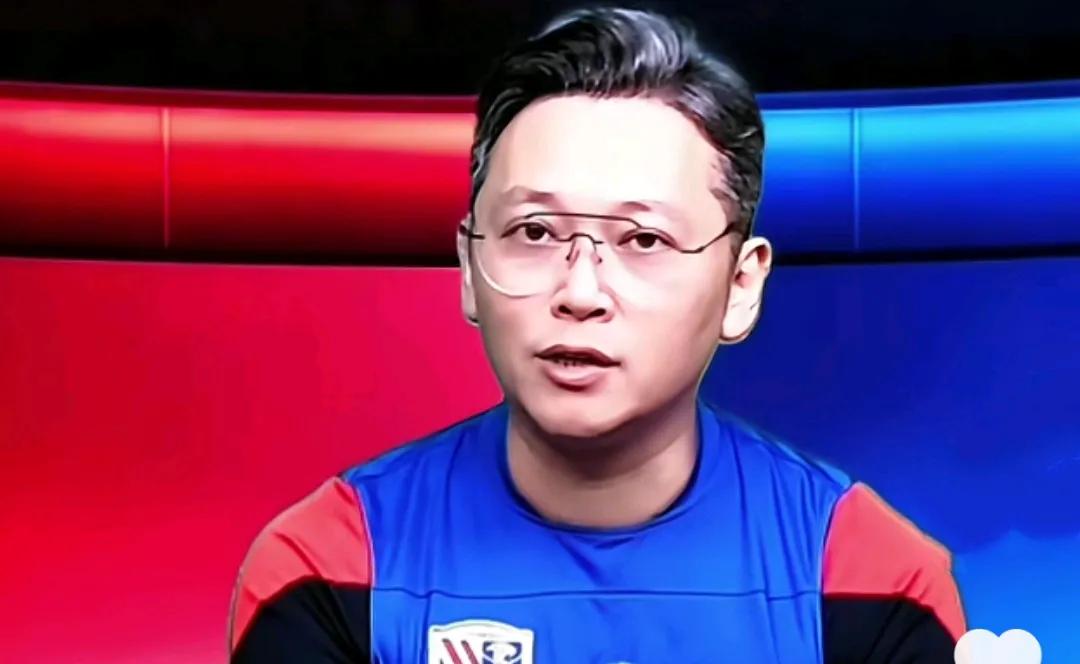 媒体人周亮认为，上海申花俱乐部的引援思路要改一下了，可以试试他的建议。在直播中