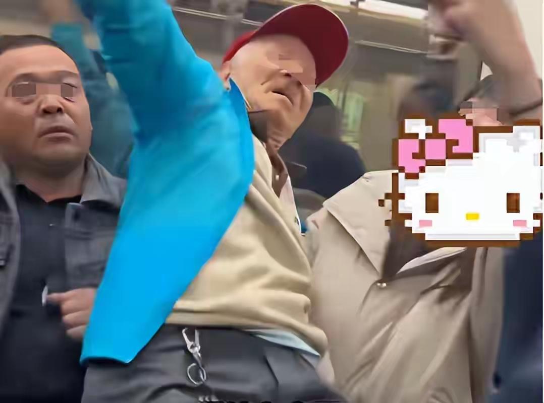 10月28日晚高峰时段，上海地铁9号线车厢内，一名穿蓝衣的老年乘客因没有座位，原