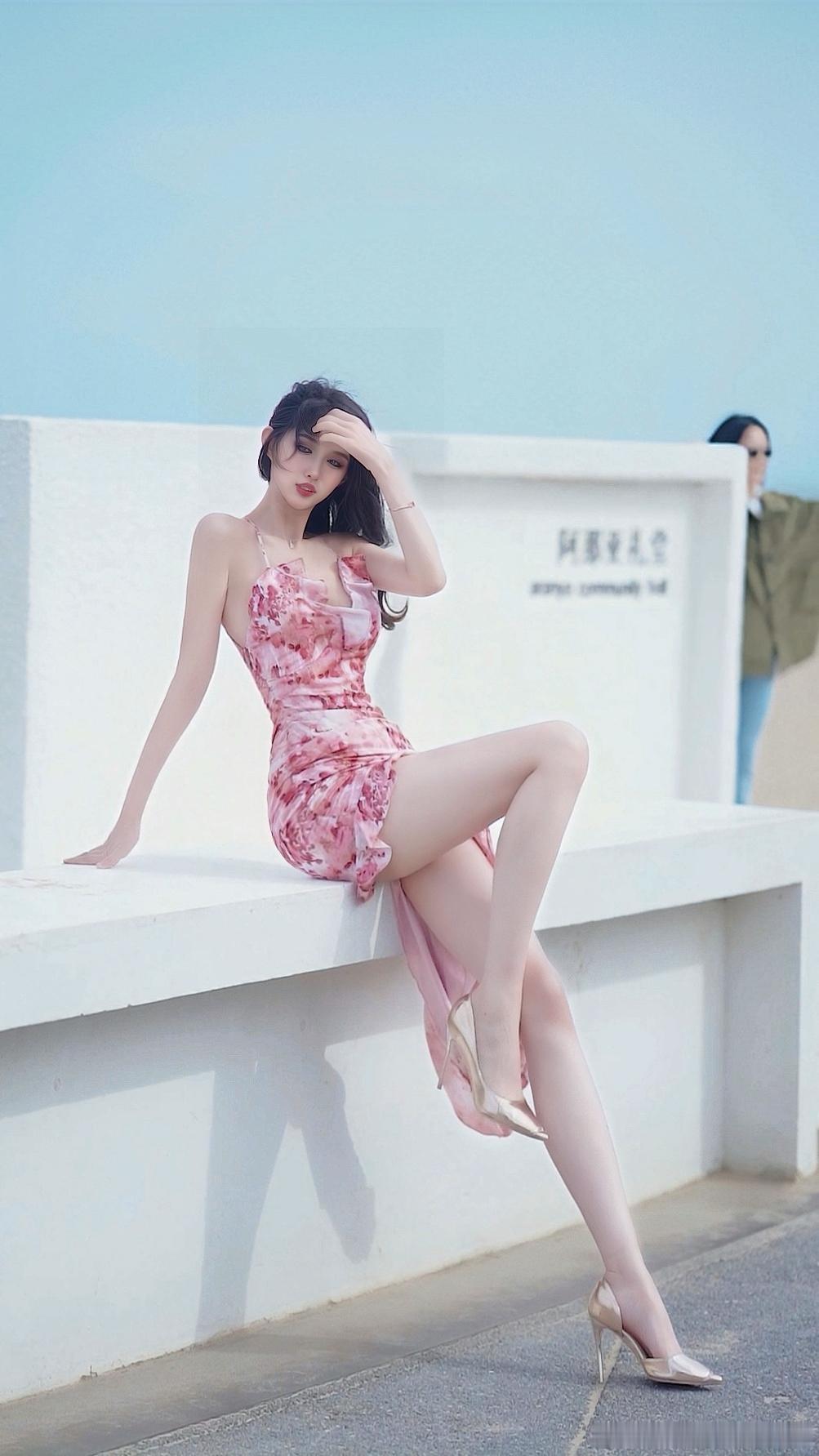 大长腿女神网红写真勿在别人心中修行自己，勿在自己心中强求他人。随手转发是美德，