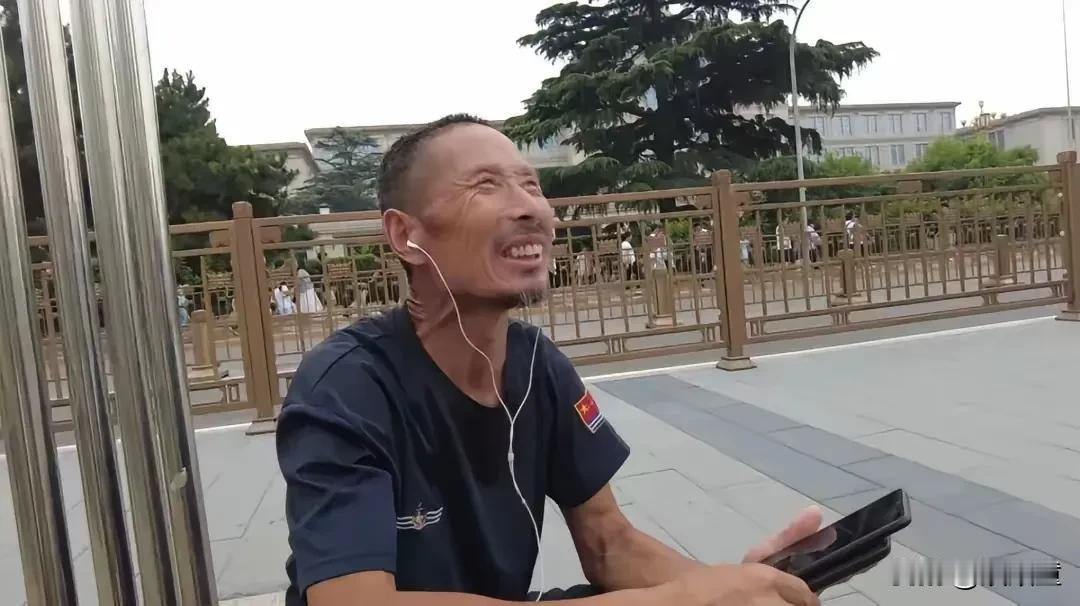 就知道，这位工地大叔不一般！他怎么会是普通的农民工，普通的农民工，多数识字不多
