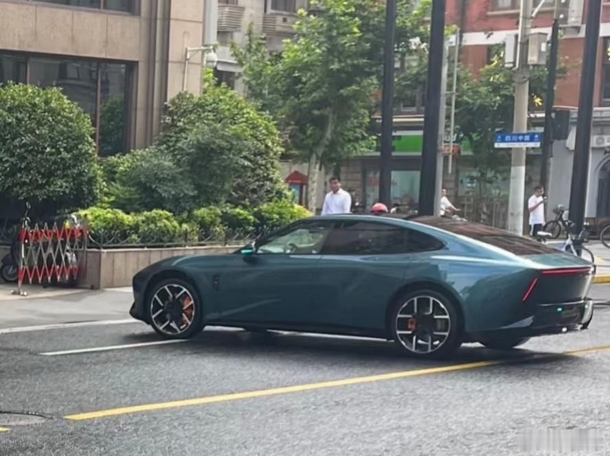 小鹏P7在上海街头出现的频率越来越高了，这个绿色和侧边设计如何？而且我感觉有点复