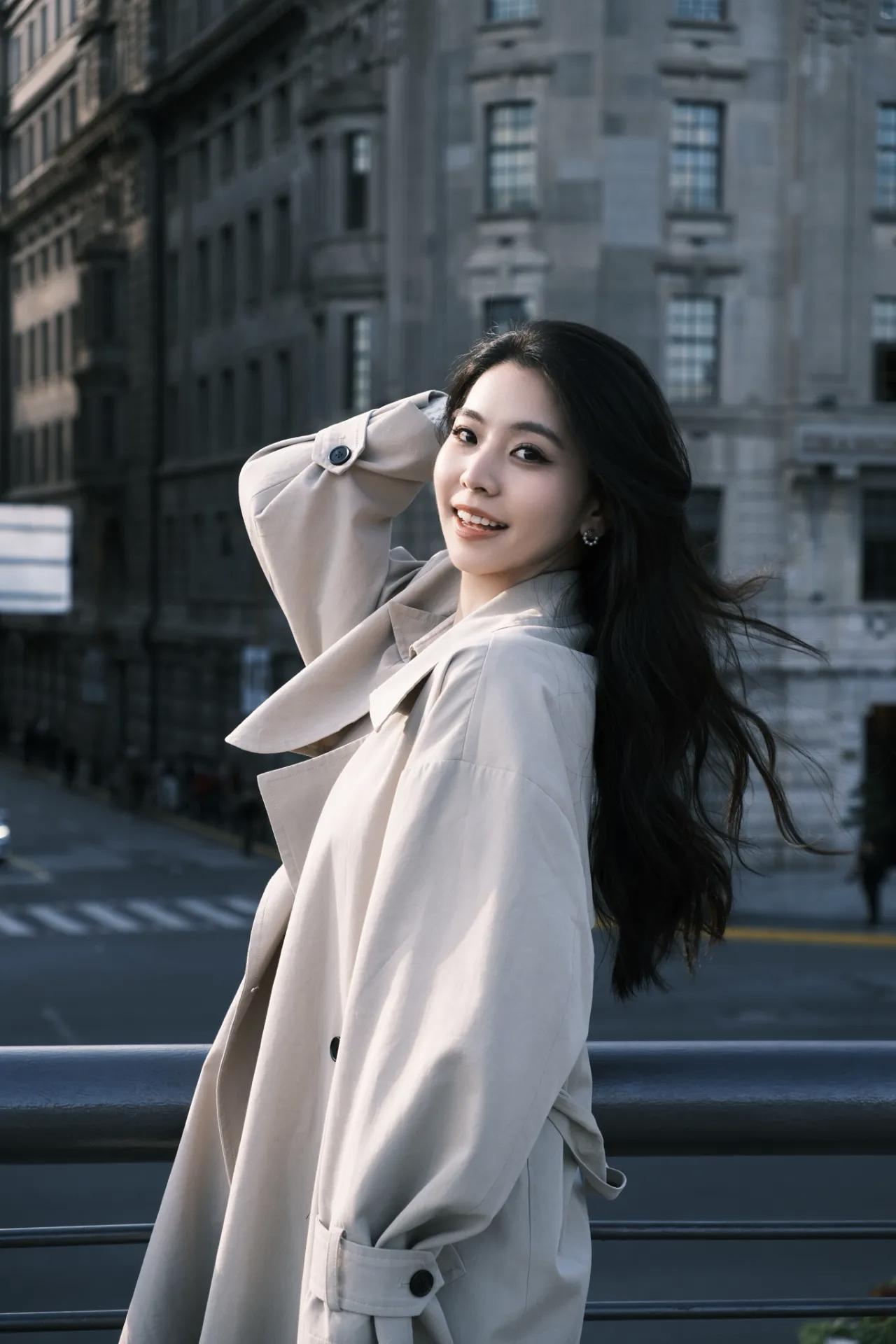 如何给女友拍性感和可爱的照片街拍美女，风衣穿搭风格，魅力无穷甜系自拍写真少女心