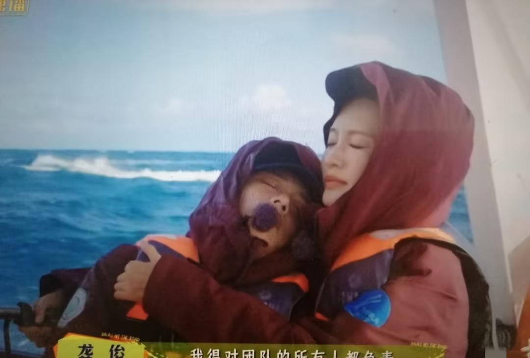这个熟人感真的绝了！看第一眼以为是李沁抱着张晚意，结果越想越觉得有点不对劲，虽