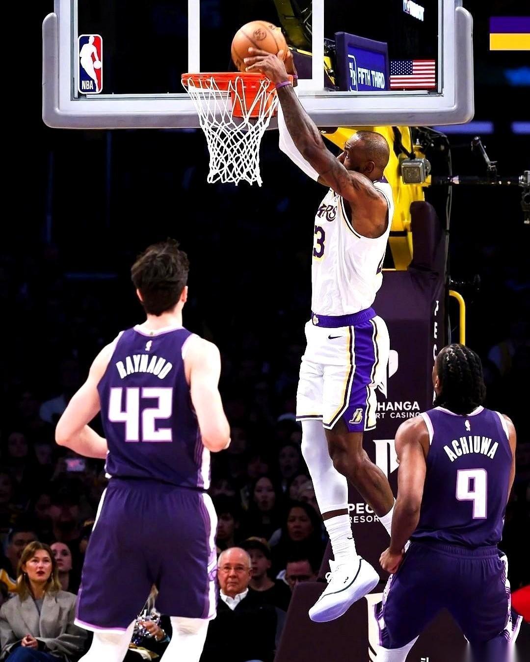 40岁的詹姆斯，这数据简直就是个圈套。湖人打国王，他溜溜达达打了28分钟，13