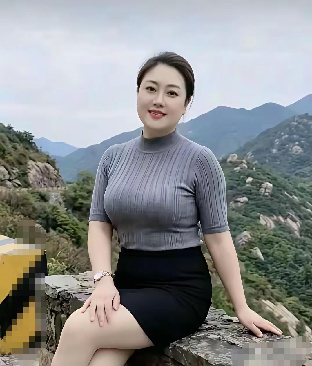 坐在山顶看风景，美女端庄大方的自然美