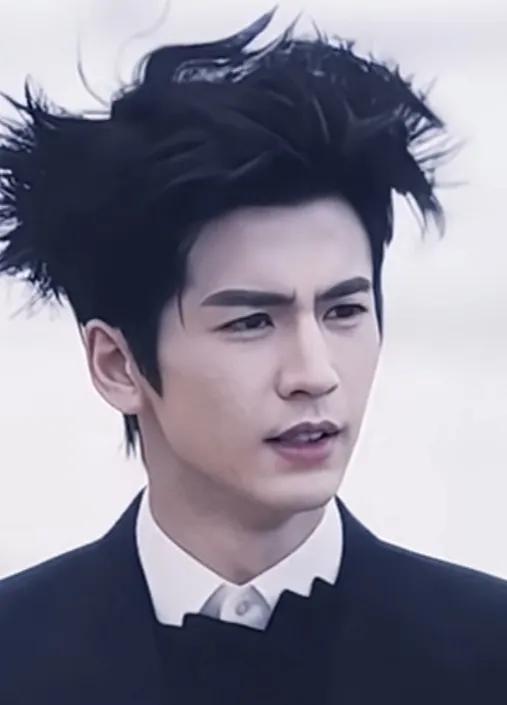 张凌赫海滩红毯，三亚的风太厉害了！直接给他设计了一款放飞的杀马特造型，头发