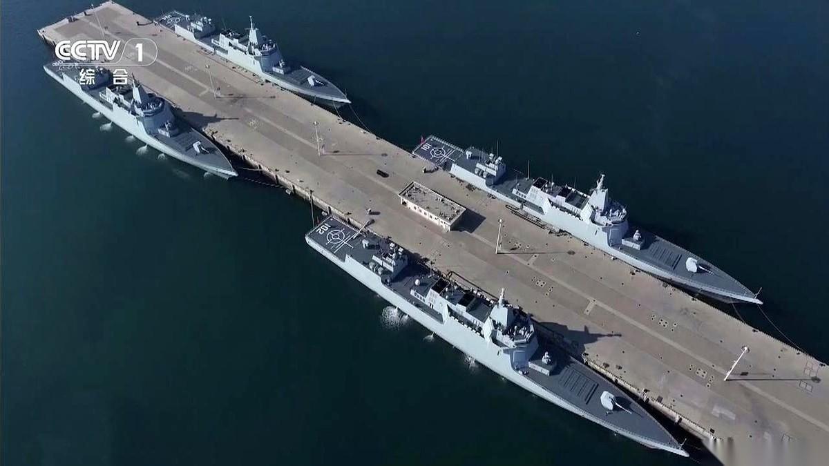 四艘万吨大驱，并排杵在海面上，那照片刚发出来，下面直接炸了。结果一条评论，几千