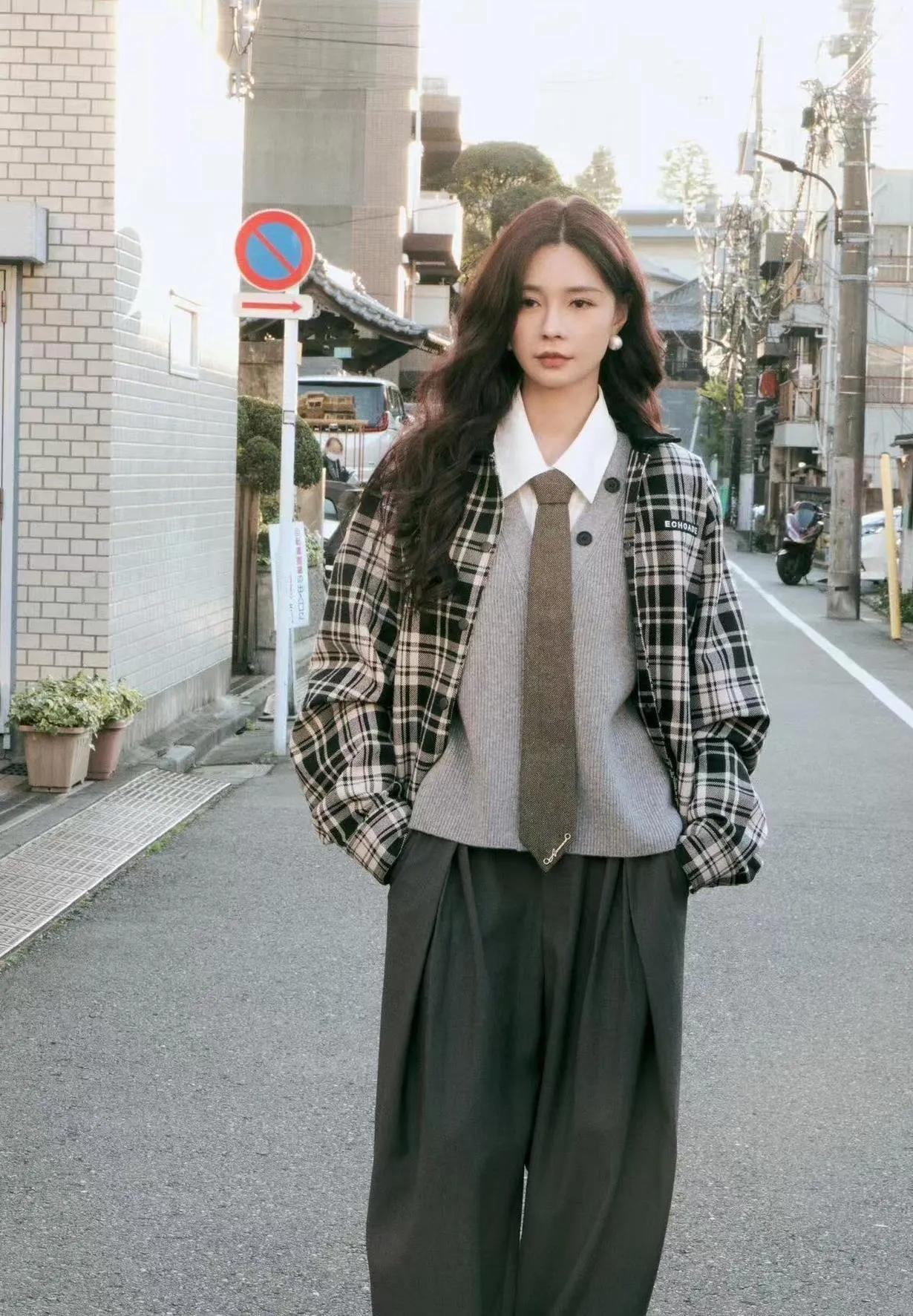 沈梦辰这穿搭公式，直接封神！沈梦辰的秋日look也太会了——格子夹克叠V领