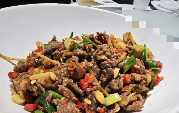 昨天下午7：00，几个朋友来我们家聚会吃饭，因为有一单工程做完成了，大家庆祝工作