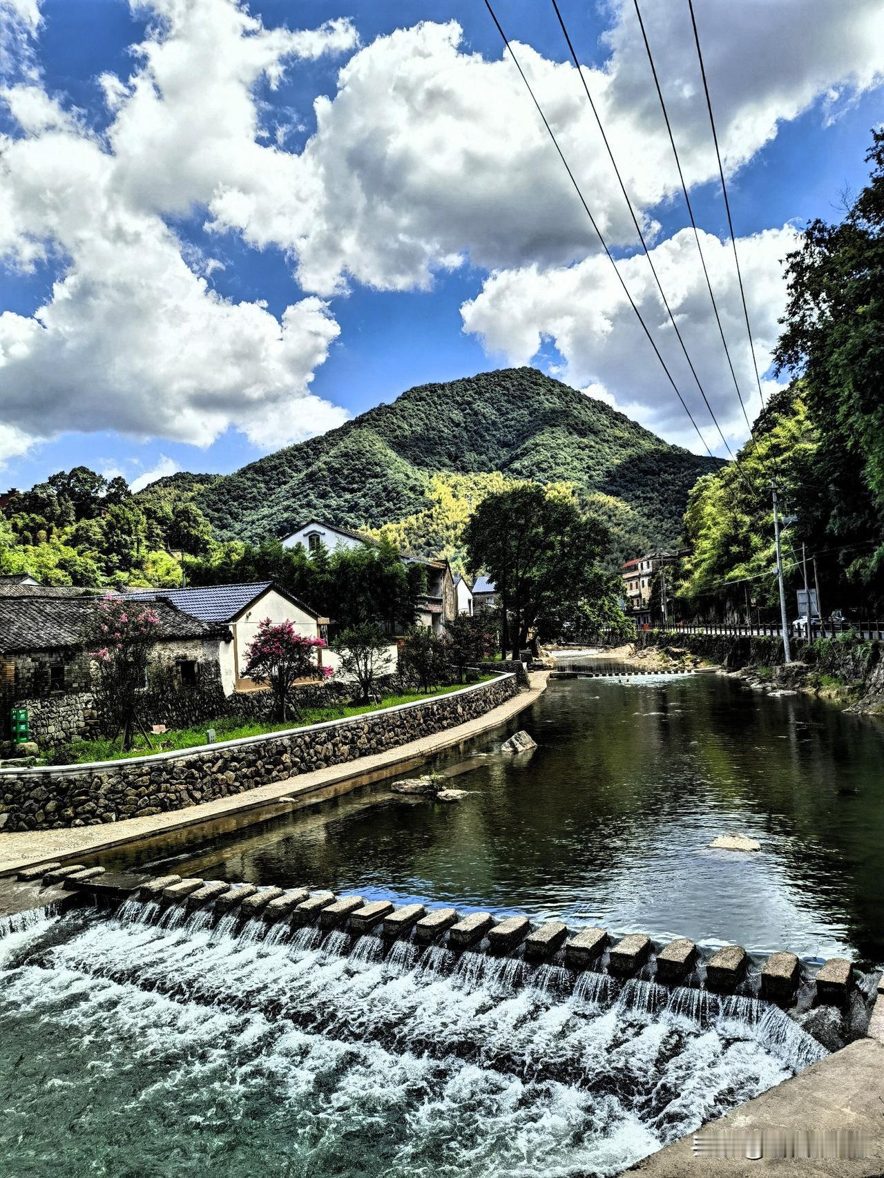 比起拍人像，我其实更偏爱拍风景。镜头里没有需要指导摆姿的拘束，只有山川湖海和