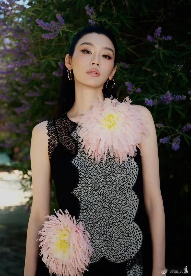 奚梦瑶与生俱来的超模气质格外突出，一身撞色无袖蕾丝裙上身，华贵又富有高级质感。