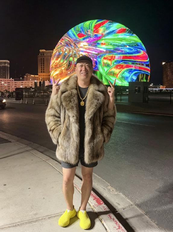 张鹤伦夜游赌城，戴金项链穿貂配短裤，暴发户进城输了还是赢了！德云社张鹤伦晒出了赌