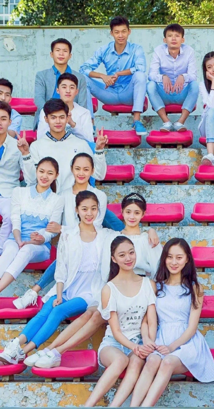 来看看刘浩存、周也和任敏的毕业照～​​​