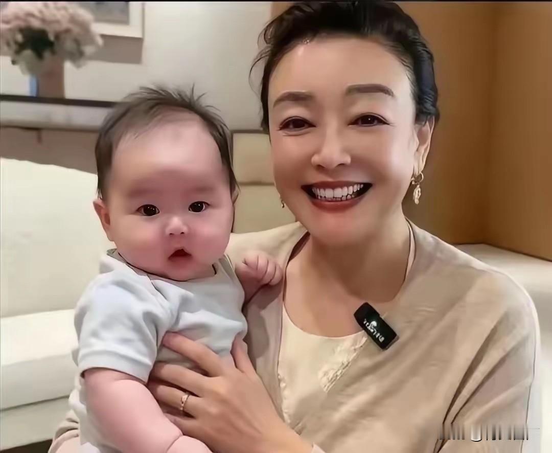 张兰这回是真被小孙子拿捏了。马筱梅直播吐槽说，娃送去奶奶家一趟直接黑了一圈，一