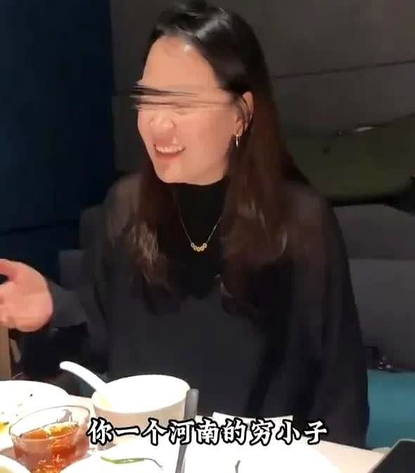一个女子在大佬的饭局上嘲笑自己的男朋友，称自己
