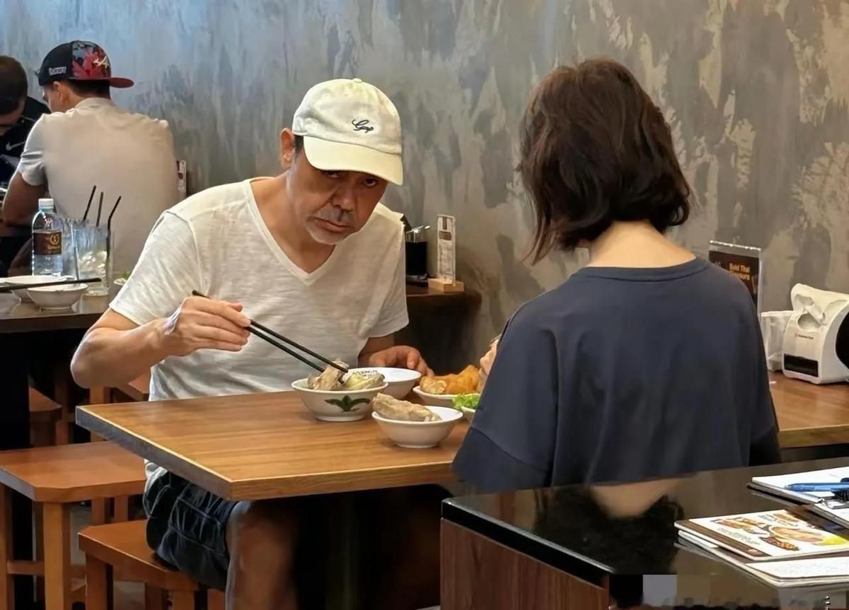 刘青云吃饭被拍,眼神一冷,全场安静。他不是没脾气,是忍了二十多年。跟郭蔼明结
