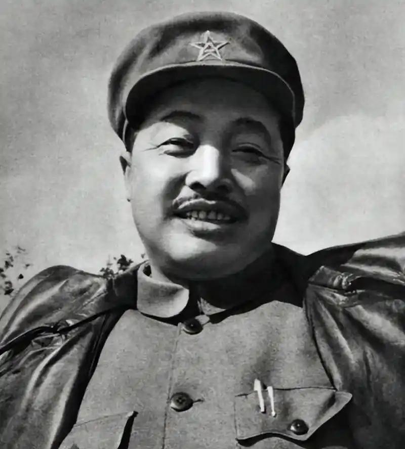 贺龙和任弼时在贵州会师，中央最初电令两军团分开行动、各受军委直接指挥。可两军实际