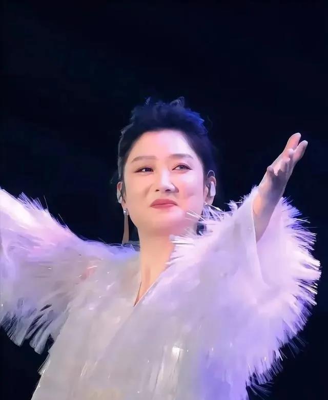 凤凰传奇的玲花一夜一夜的失眠！她实在不理解，曾毅都已经51岁的老男人了