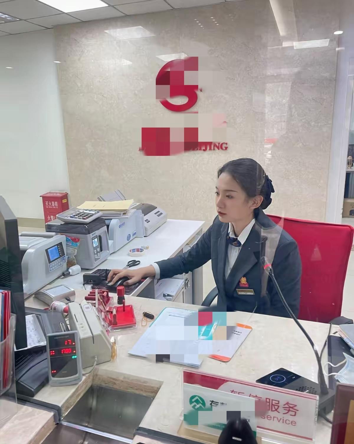 银行女柜员说出了实话在银行工作了4年的女柜员说，如果你手上有20万以上的定期存