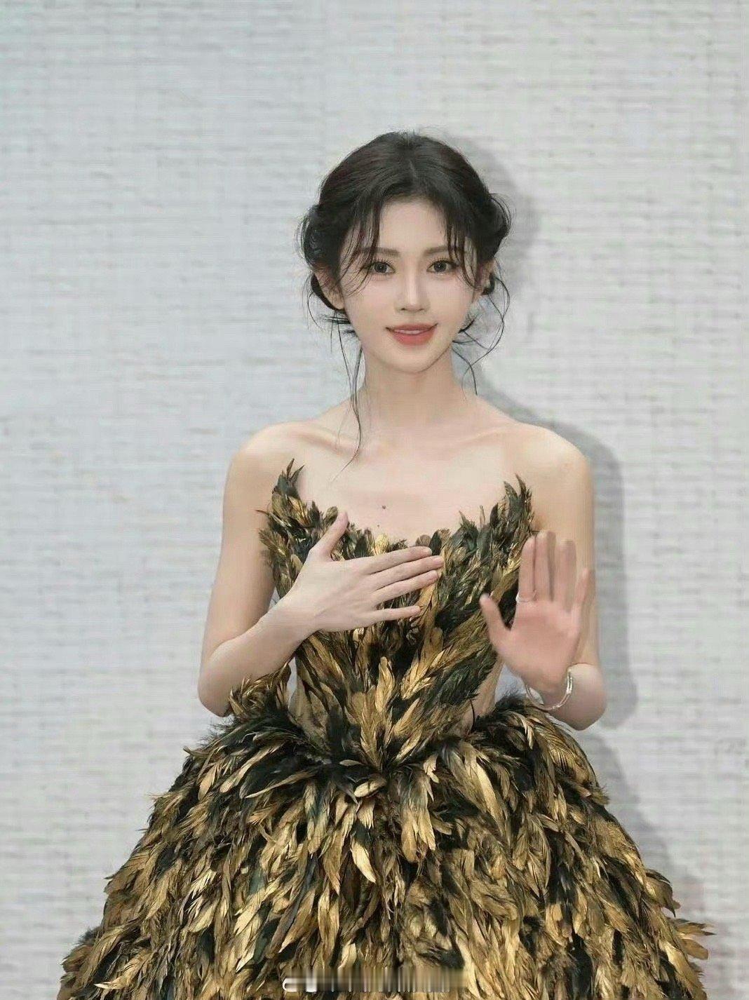 网友p的鞠婧祎无刘海照，差距也太大了