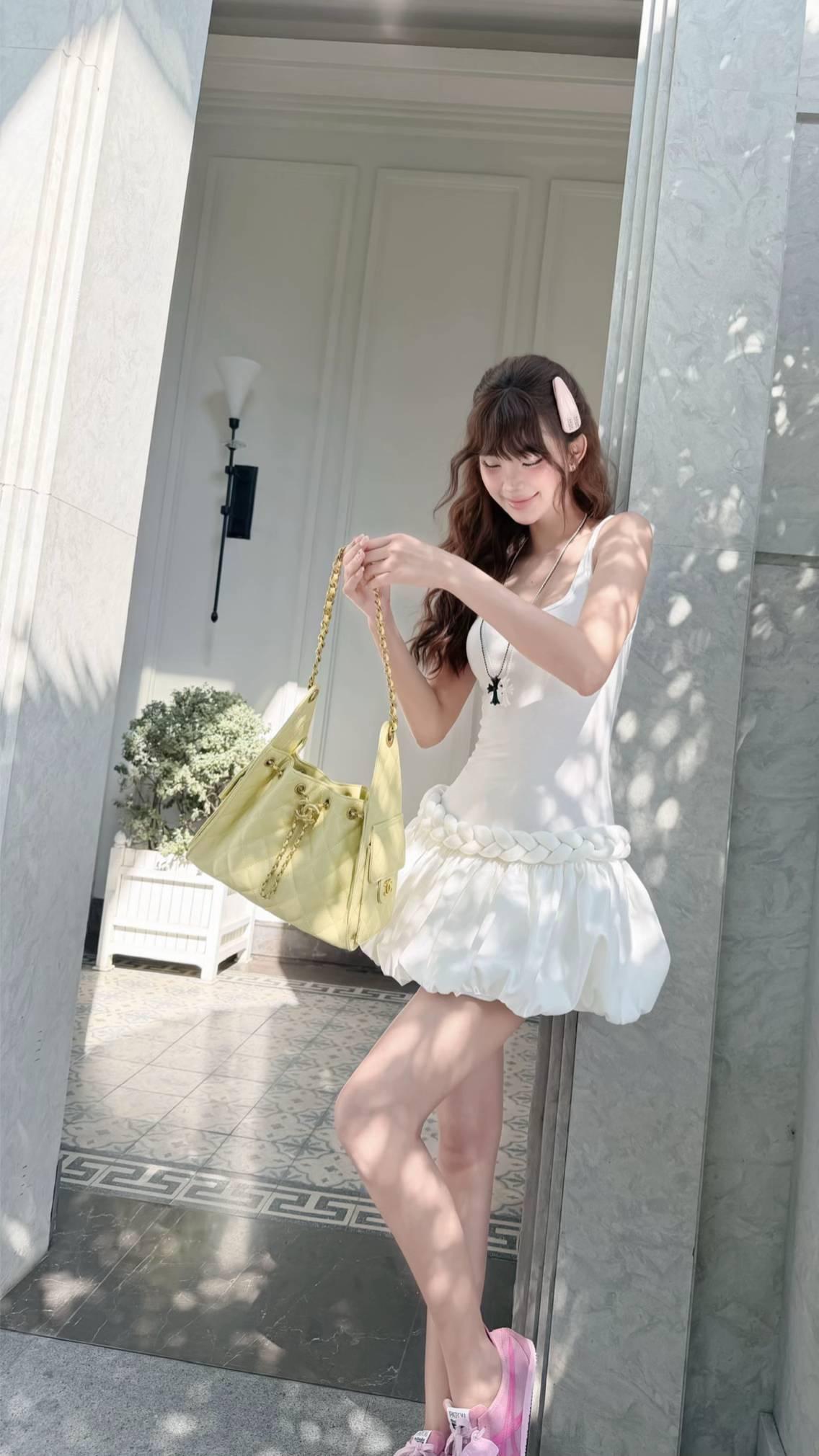 甜妹天花板！白月光花苞裙穿搭公式✨今天就以这条超火的白色花苞吊带裙为例，给大