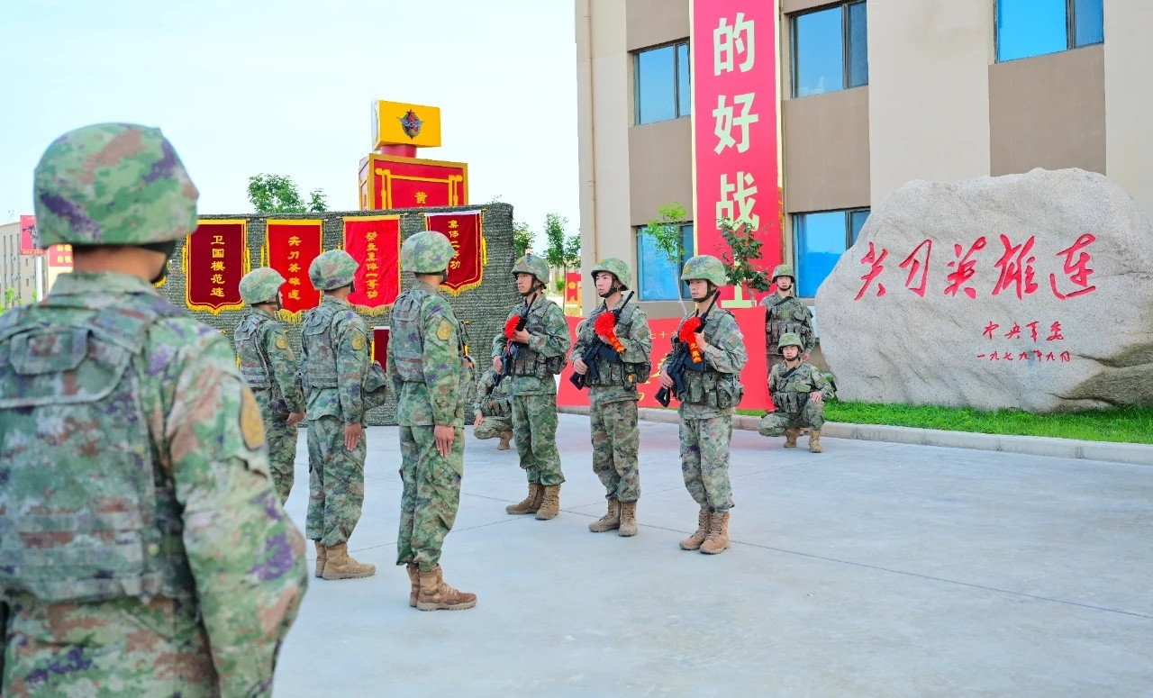 陆军第76集团军“铁拳旅”“尖刀英雄连”隆重举行新兵入连仪式（雪山战鹰）烽火问鼎