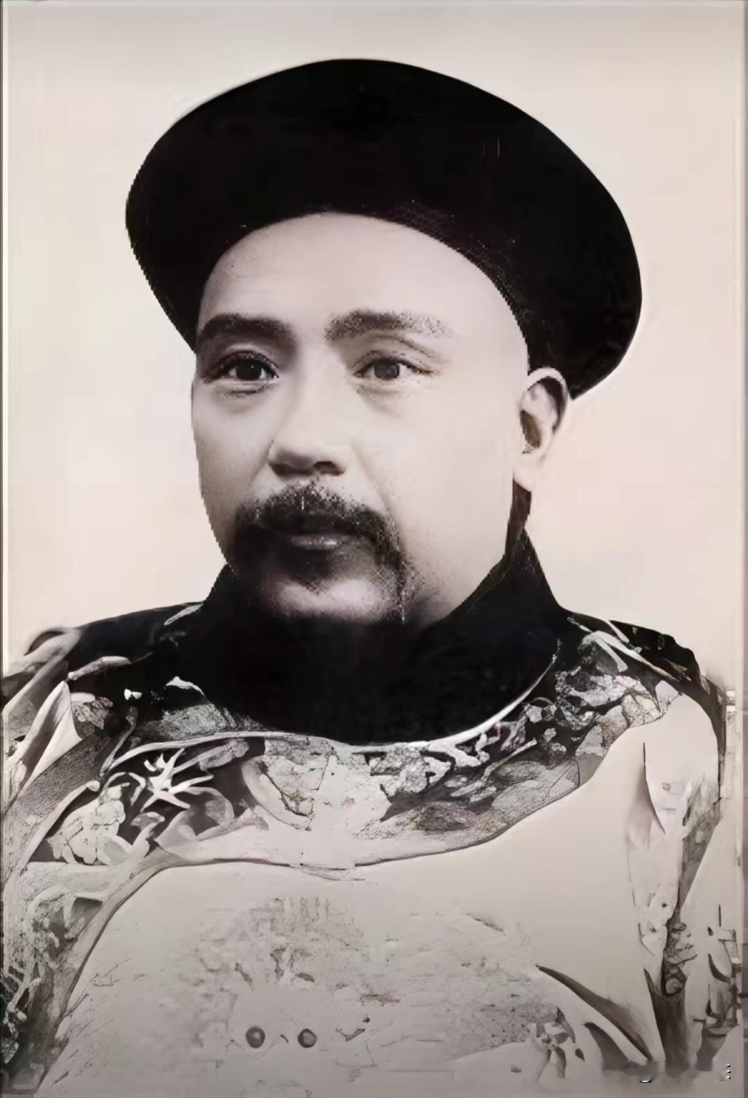 袁世凯的胞兄袁世昌一生务农，未曾做官，却因一次向弟弟袁世凯借钱引发的风波，成为民