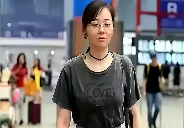 上妆的张靓颖放飞幻想，卸妆后的张靓颖放飞自我。看到张大美人这张照片，理解了为