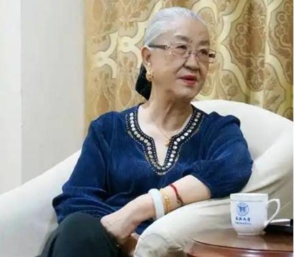 1986年，中央一条“高干子弟一律不准经商”，使得原国防部长耿飚的长女，一夜之间