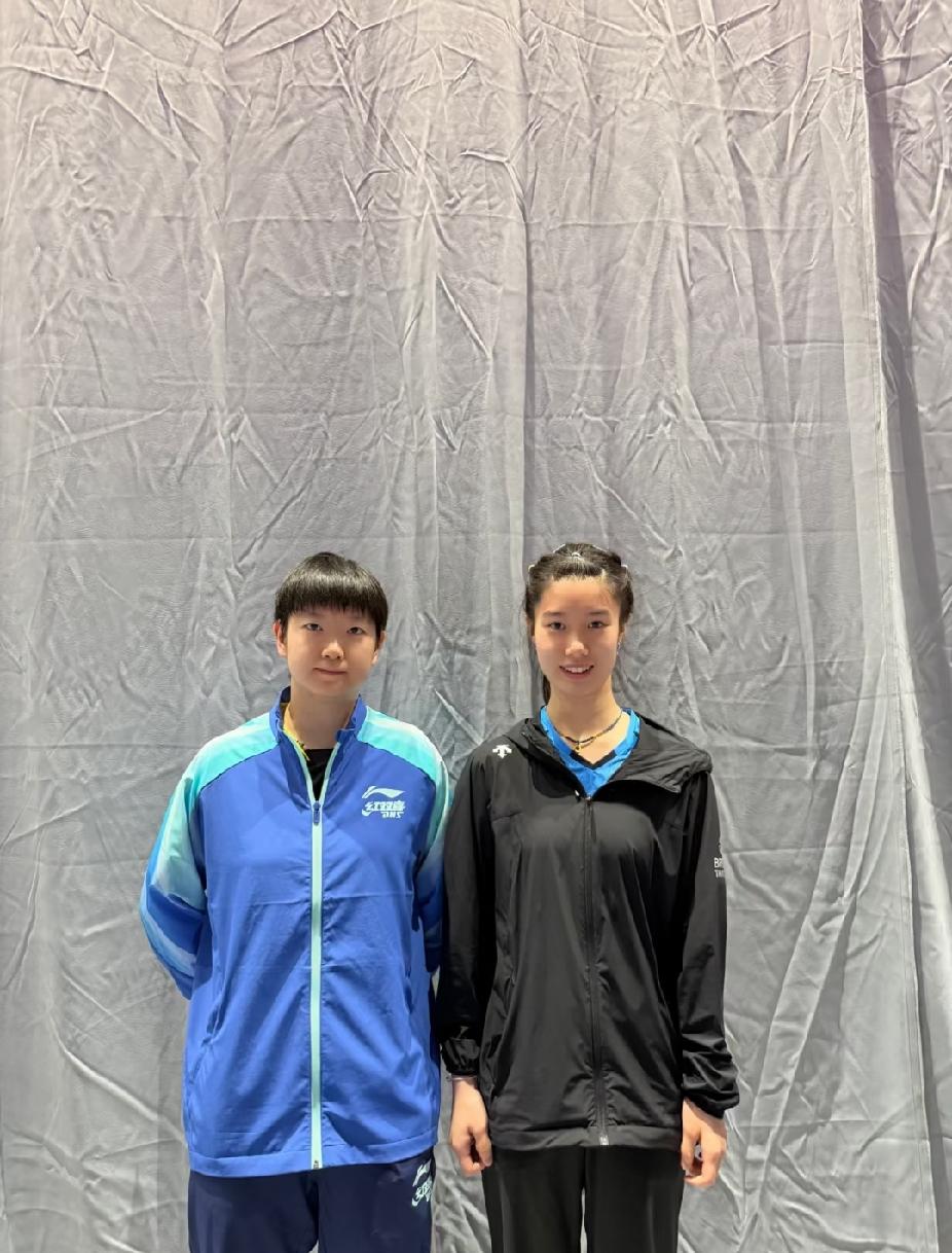 长沙全锦赛收官暖心合照来啦！孙颖莎和本次征战混双的一位女选手同框留影，身旁小姑