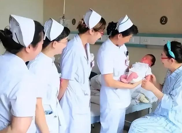 这届年轻人，到底在怕什么？2025年，全国新生儿直接砸穿800万底线，仅剩792
