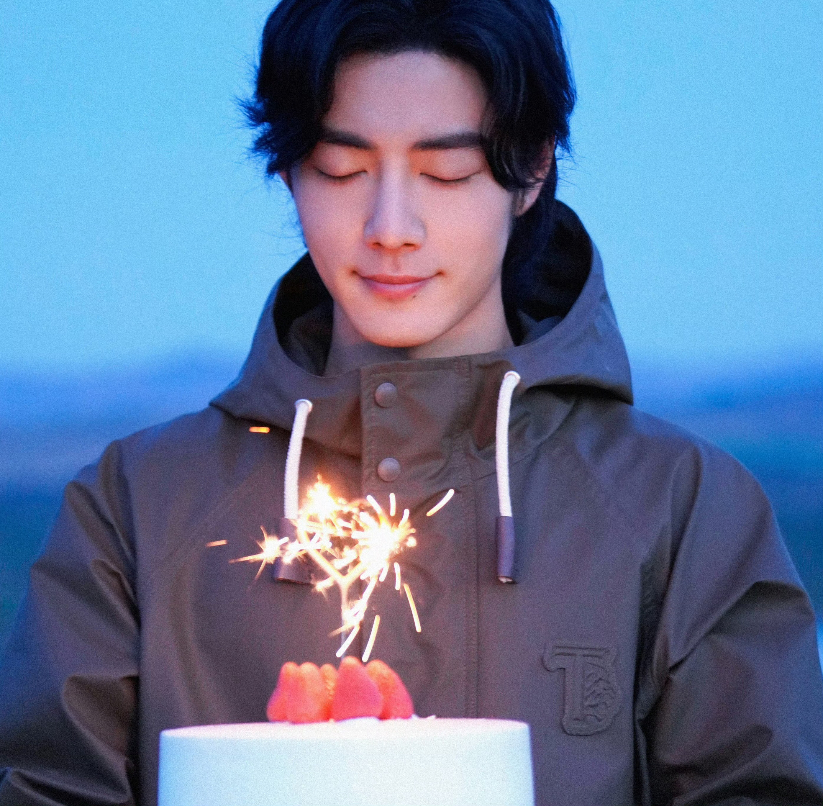 兔子队长生日快乐！！㊗️肖战永远健健康康，顺顺利利！！[抱抱]🙏​​​