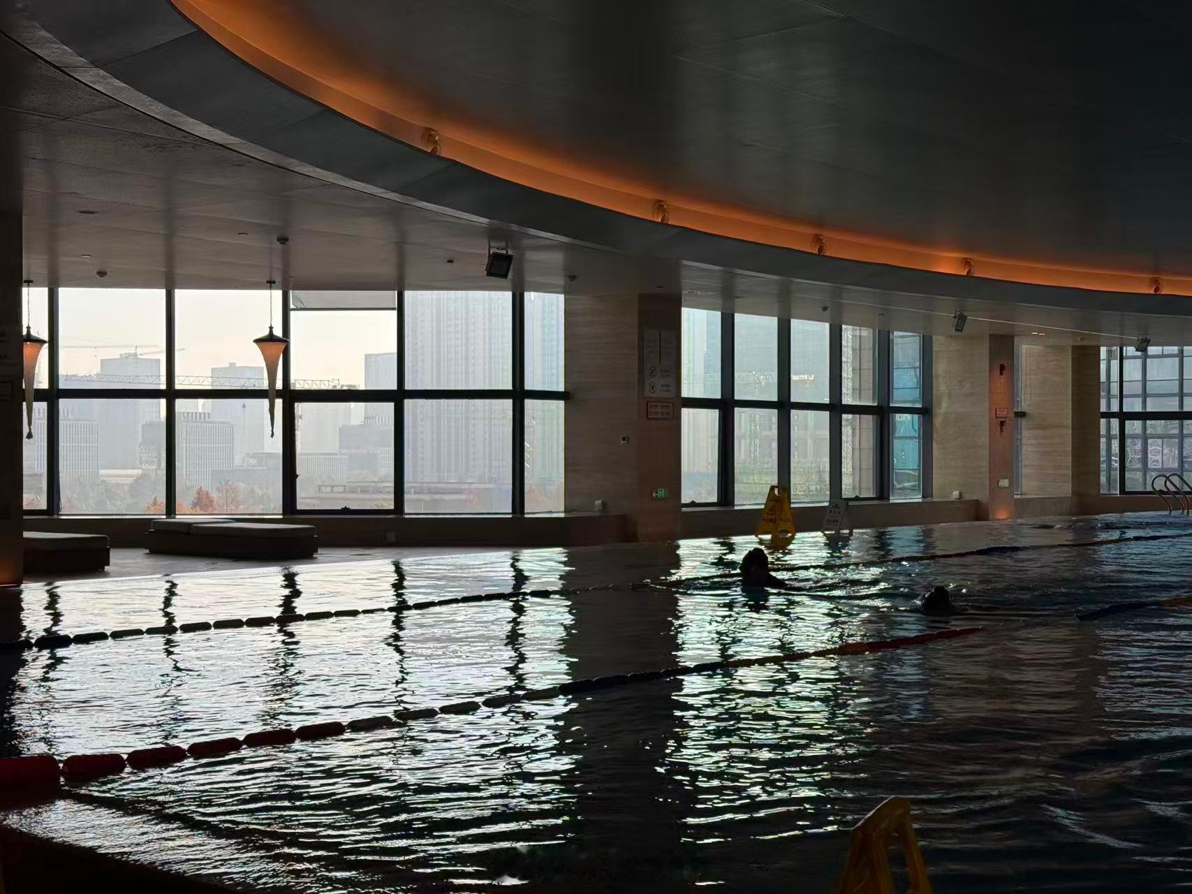 为保护膝盖，今天在杭州是养生式游泳。非常轻松，但速度倒也不慢，SWLOF甚至还提