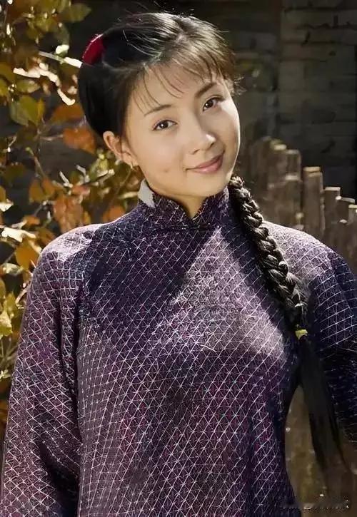 演员里的女富豪真不少，殷桃就是典型。她戏里堪称大满贯王者，《历史的天空》《鸡毛飞