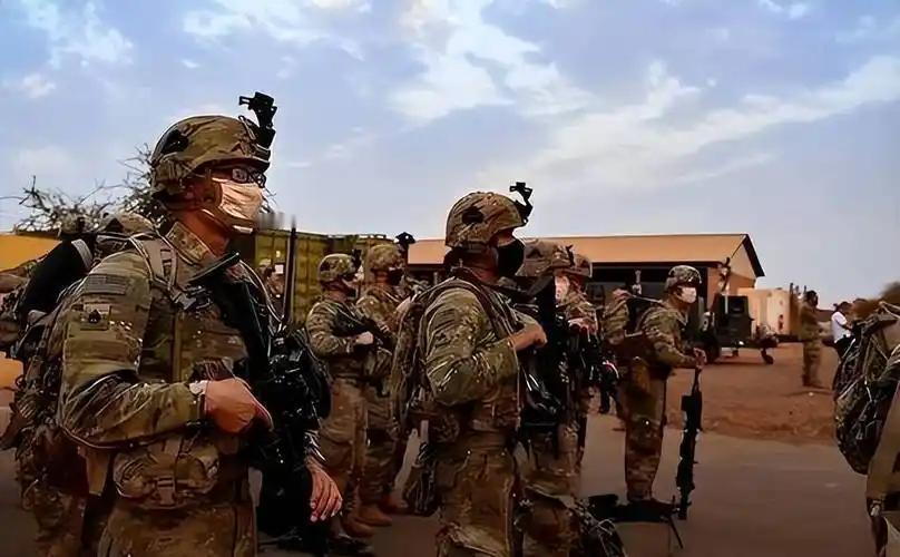 深夜，地面战突然打响！伊朗边防军火力全开，多名武装分子丧命。这帮人带着重武器摸过