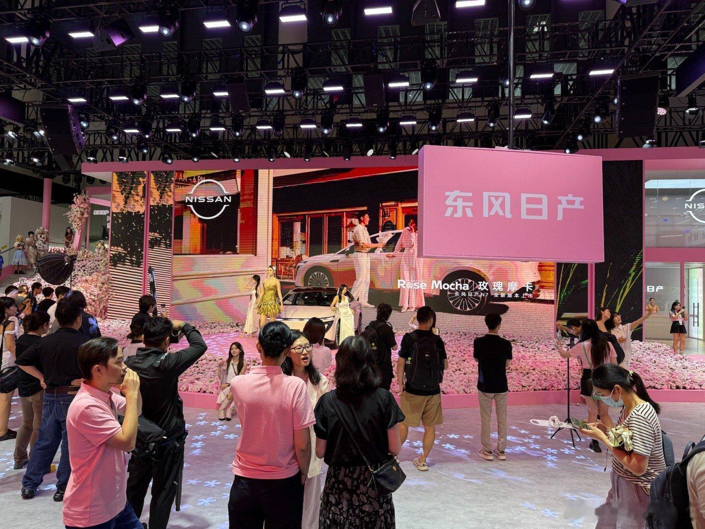 虽然知道东风日产N7要带来一个粉外粉内的新颜色，但没想到他们展台布置得这么浪漫～