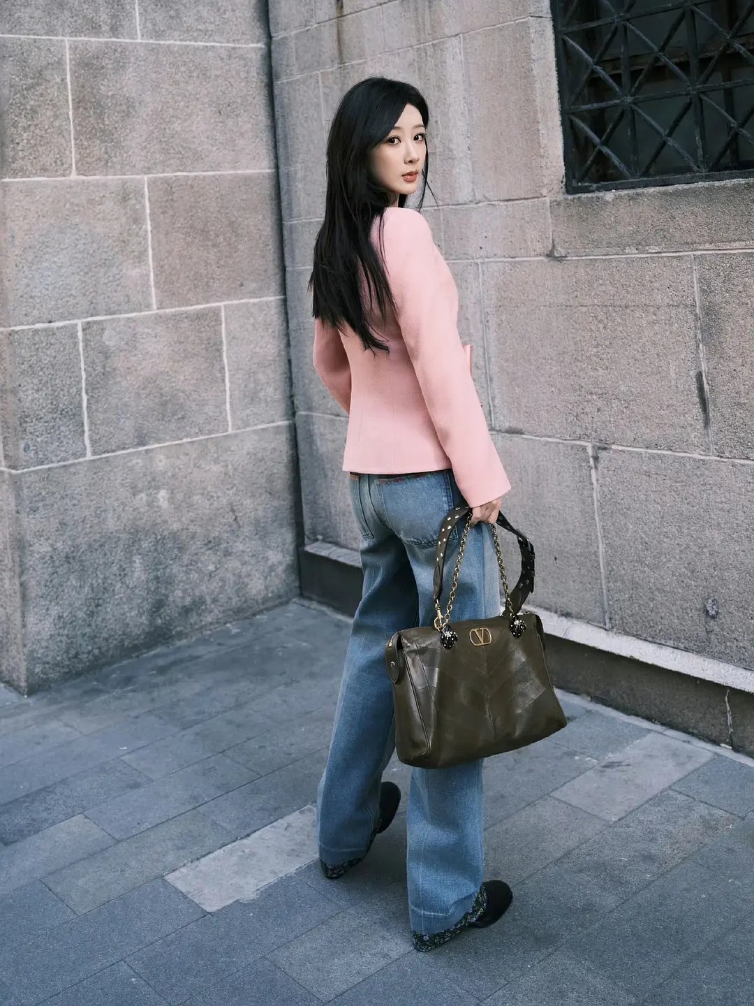 王楚然和杨紫的牛仔裤造型来看对比