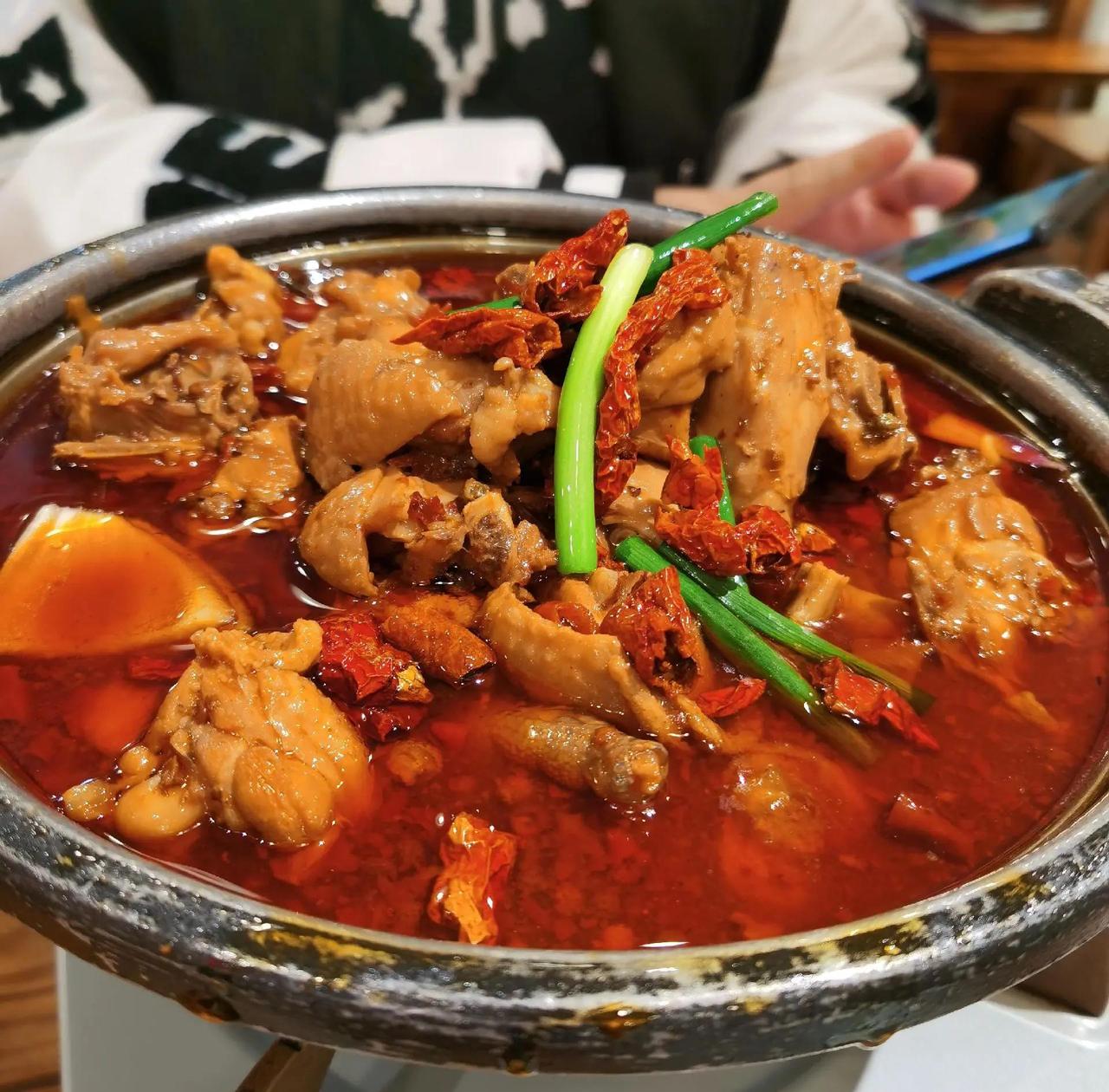 长沙这家鸡店，真的下饭又美味！老谢土鸡馆美食推荐：1、招牌茶油烧鸡公、肘子