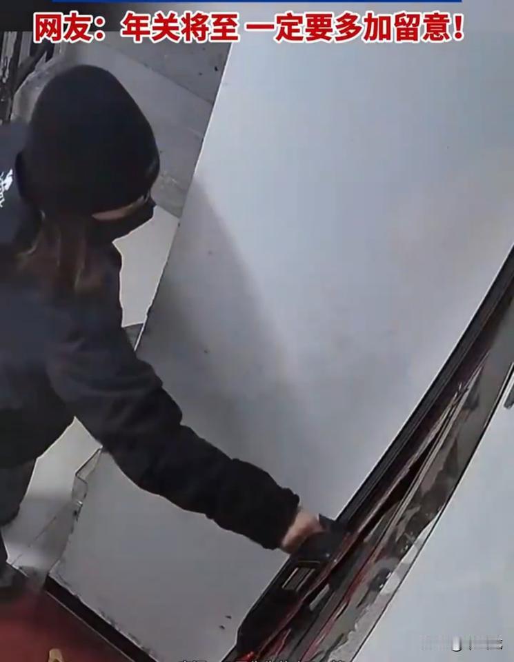 女主人在家里听到门口有异响，一时没有多想，走过去随意打开房门，突然看到门外站着一