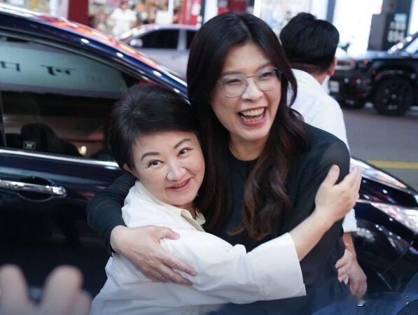 卢秀燕叫嚣“做好战争准备”郑丽文表态支持针对台中市长卢秀燕在美国叫嚣“须