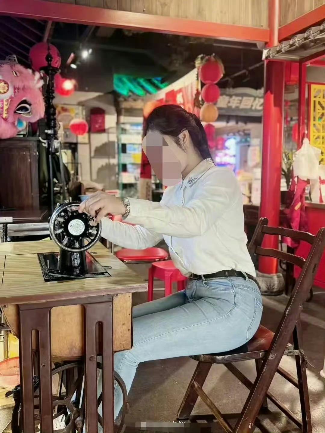 以我有限的生活经验判断，缝纫机前的这位美女，是不是坐反了？一般情况下，除非你是