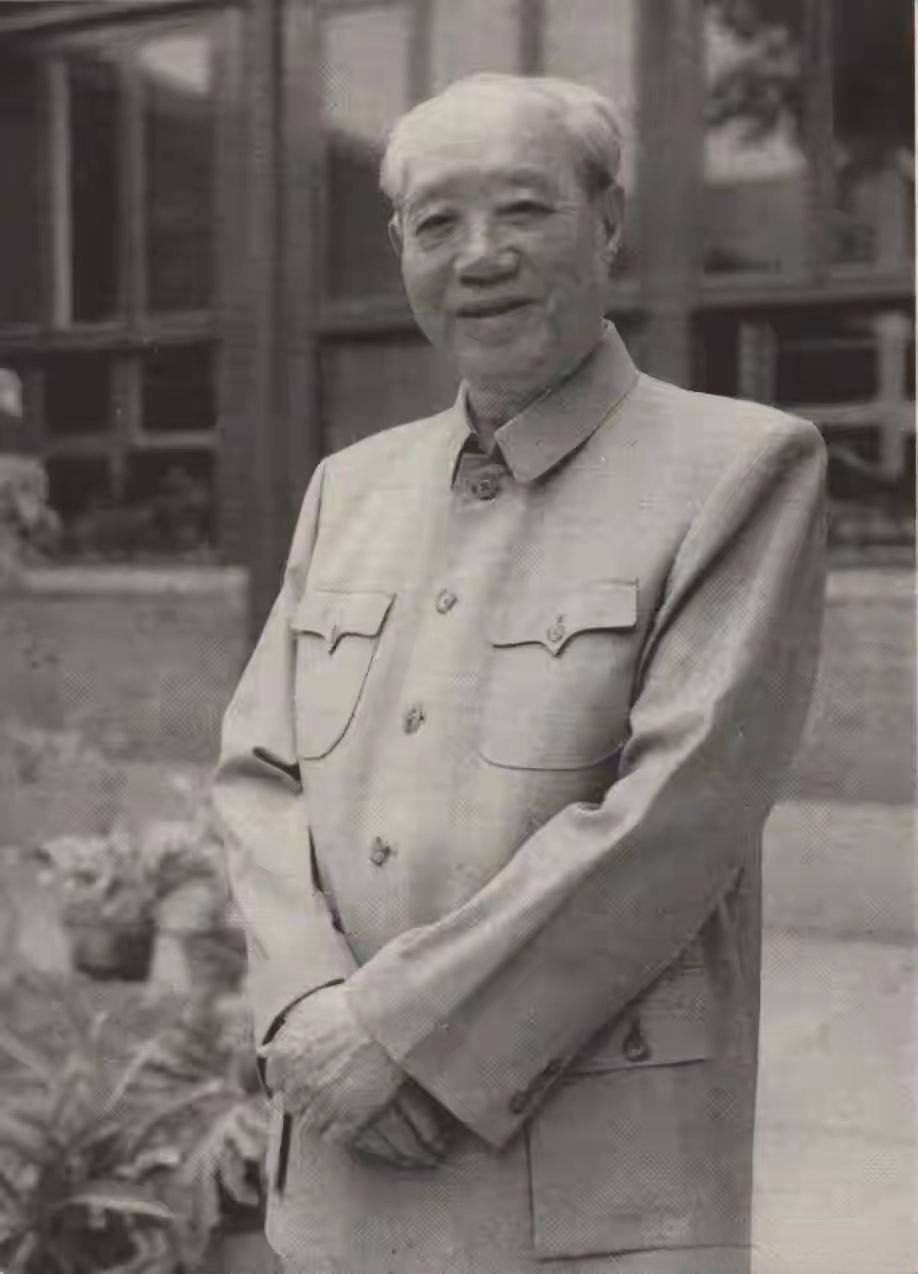 政治局会议上有人要动汪东兴，毛主席：替我向总理带三句话1972年，怀仁堂的一