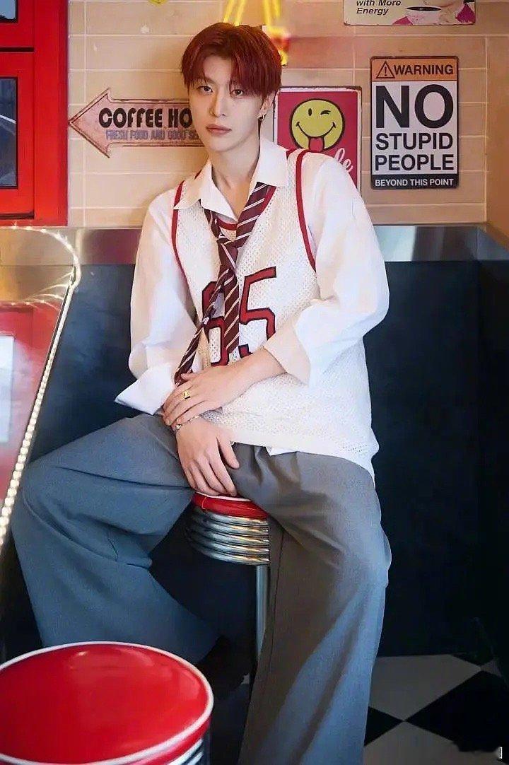 王一博、范丞丞撞衫，喜欢谁的演绎～