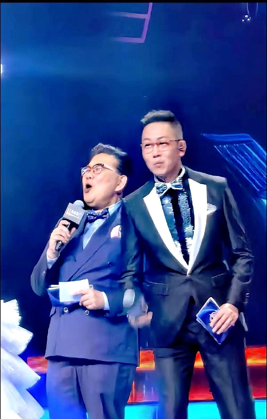 跨年晚会，又成了大型对口型现场。一位看了几十年电视的退休大爷都说，现在这晚会