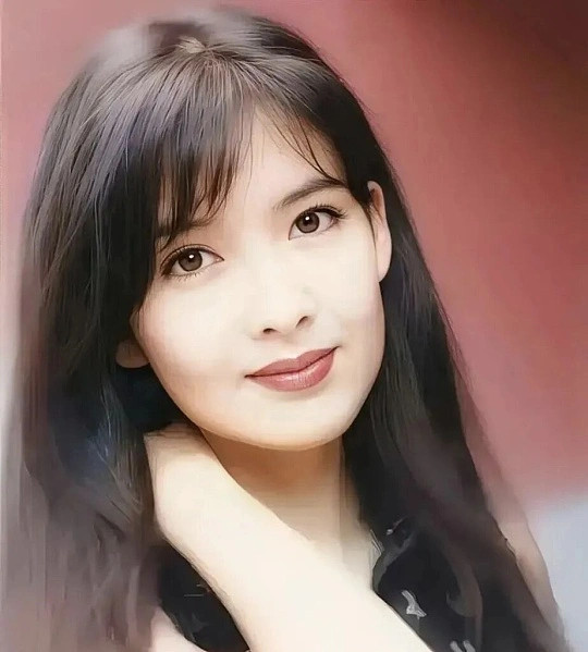 周慧敏还是这么美周慧敏真的是岁月都舍不得亏待的美人，这么多年过去，气质依旧温婉