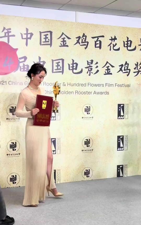 惊闻朱媛媛离世，满心都是不敢置信。回想起她在金鸡奖领奖时，笑容灿烂，风采依旧，
