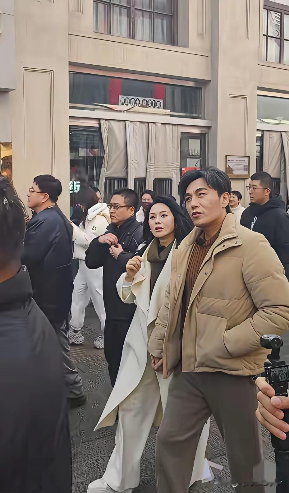 伊能静和秦昊在沈阳中街逛街，这也太显眼了，尤其是秦昊的明星气质，伊能静虽然比秦昊