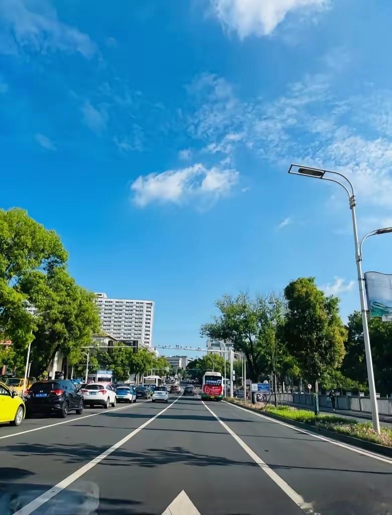 这下大家放心了，再过6天，也就是8月14号，全国各地都将正式末伏阶段，一共