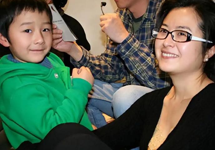 42岁的“央视名嘴”张泉灵辞职后，趁60岁的丈夫不注意，带着147万存款前往上海